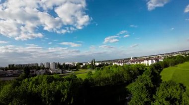 Bu video, Polonya 'nın yeşil ve hoş yaşam ortamını vurgulayan Opole kentinin kısa bir özetini sunmaktadır. Video şehrin havadan geniş bir görüntüsüyle başlıyor.