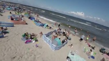 Bu F-PV drone görüntüleri, Polonya 'nın Jastrzebia Gora kentindeki bir plajın canlı atmosferini yakalıyor ve güneşli bir yaz günü sahile gelenlerin muhteşem kıyı şeridini ve etkinliklerini gösteriyor. Video.