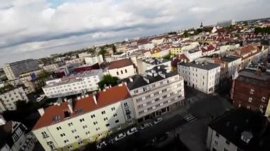 Opole, Polonya 'nın nefes kesici güzelliğini bu FPV insansız hava aracı uçuşuyla yaşayın. Tarihi şehir merkezinin üzerinde süzülür, görkemli katedrallerin kuş bakışı görüntüsünü yakalar.
