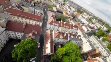 Bu büyüleyici hava görüntülerinde Polonya 'nın çarpıcı Opole kenti zengin tarihi ve mimari harikalarına kuşbakışı bir bakış sunuyor. Video geniş kapsamlı bir panoramik çekimle başlıyor.