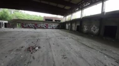 Bu büyüleyici keşifte, unutulmuş tarihi ve ürkütücü cazibesini ortaya çıkarmak için terkedilmiş bir fabrikanın kalbine giriyoruz. Grafiti kaplı duvarlardan dağınık kalıntılara kadar