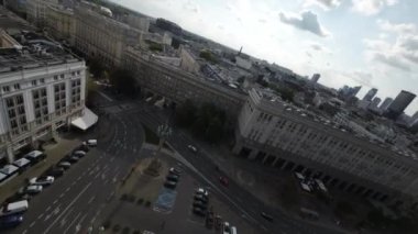 Bu nefes kesici FPV insansız hava aracı görüntüsü sizi Polonya 'nın merkezindeki Varşova' ya götürüyor. İkonik Kültür ve Bilim Sarayı 'ndan güzel Eski Şehir' e kadar tüm büyük şehirleri göreceksiniz.