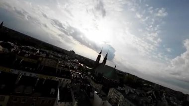 Polonya 'nın Opole kentindeki bu büyüleyici hava turunda, ikonik belediye binası ve güzel Pazar Meydanı da dahil olmak üzere tarihi şehir mimarisinin nefes kesici manzaraları yer alıyor. Kuş bakışı da alacaksın.