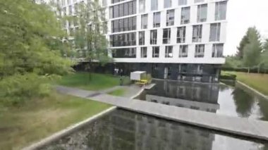 Bu videoda Varşova, Polonya 'nın göbeğinde yer alan modern bir ofis kompleksi olan Varşova Spire sergilenmektedir. Kompleks, her birinin kendine has tasarımı ve özellikleri olan beş binadan oluşuyor. Binalar.