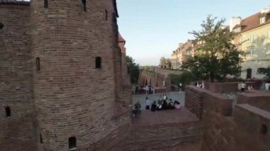 Polonya 'nın Varşova kentindeki tarihi Old Town' dan geçen sinematik bir FPV insansız hava aracı. Video, Royal Castle, the Old Town Square gibi ikonik kent simgelerinin çarpıcı hava görüntülerini içeriyor.