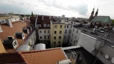 Polonya 'nın Opole şehrinde kuşların bakış açısının eşsiz perspektifinden görüldüğü büyüleyici bir görsel tura binin. Bu büyüleyici drone görüntüsü sizi şehrin yukarısında büyüleyici bir yolculuğa çıkarıyor.