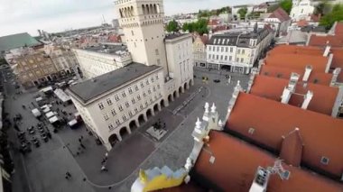 Bu, Polonya 'nın Opole şehrinde çarpıcı bir hava turu. Videoda, güzel Pazar Meydanı, Belediye Binası ve Kutsal Katedral de dahil olmak üzere tarihi şehir merkezinin nefes kesici manzaraları yer alıyor.