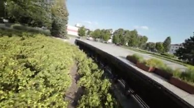 Burası sunacak çok şeyi olan güzel bir şehir parkı. Bir sürü ağaç, çalı ve çiçeğin yanı sıra oturacak ve dinlenecek birkaç bank var. Park da çok temiz ve iyi.