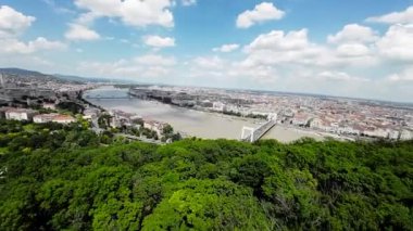 Video, güneşli bir günde, mavi gökyüzünü beyaz bulutların kapladığı yemyeşil çimenli bir arazinin geniş açısıyla başlıyor. Kamera, beyaz tişörtlü ve siyah şortlu genç bir adamı gösteriyor.