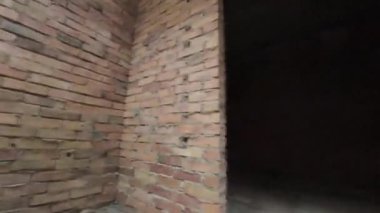 Bu video sizi terk edilmiş bir fabrikanın ürkütücü ve büyüleyici kalıntılarına doğru bir yolculuğa çıkarıyor. Grafiti ile kaplanmış ve aşırı gelişmiş bitki örtüsüyle çevrili faktörler, bir musallat yaratıp...