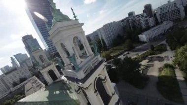 Polonya, Varşova 'nın büyüleyici güzelliğini bu nefes kesici FPV insansız hava aracı görüntüsüyle yaşayın. Bu video sizi şehrin göbeğinde keyifli bir yolculuğa çıkarıyor.
