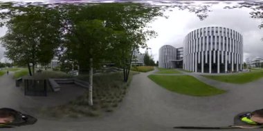 Bu modern bir ofis parkında 4K 360 derecelik sanal bir tur. Video, izleyicilere modern de dahil olmak üzere parkları keşfetme olanağı sağlayan pürüzsüz ve sürükleyici bir deneyim.