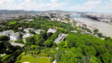 Budapeşte, Macaristan 'da büyüleyici bir hava turu, Buda Kalesi, Macar Parlamento Binası ve Zincir Köprüsü gibi ikonik simgelerinin yanı sıra yemyeşil parkları ve