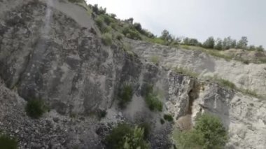 Uçsuz bucaksız bir taş ocağında büyüleyici bir hava yolculuğuna çıkın. Karmaşık jeolojik katmanların ortaya çıktığı yer, Dünya tarihini gözler önüne seriyor. Yukarıdan, büyüleyici desenlere tanık olun.