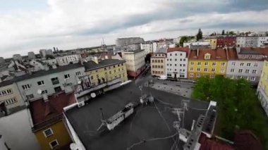 Bu hava görüntüleri Ukrayna 'nın tarihi şehir merkezi Lviv' in kuş bakışı görüntüsünü sağlar. Videoda şehrin büyüleyici mimarisi sergileniyor. Buna Lviv Lisesi Şatosu ve Dominik Kilisesi de dahil.