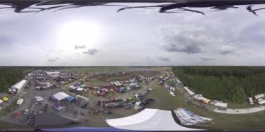 Video, Offroad Area Feldkirchen 'deki Kamyon Duruşması 2017' yi gösteriyor. Etkinlik, çeşitli zorluklarda her boyutta kamyonların yarıştığı aksiyon dolu bir etkinlik. Gelnde Feldkirchen 'dedir.