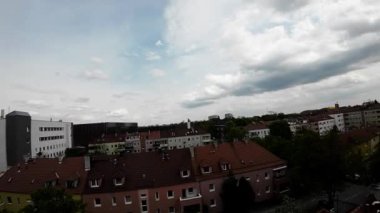 Bu büyüleyici video, Polonya 'nın büyüleyici şehri Opole' un panoramik bir görüntüsünü sunuyor. Klip, şehir manzarasının geniş bir görüntüsüyle başlıyor. Konut binalarının bir dizisi yer alıyor.