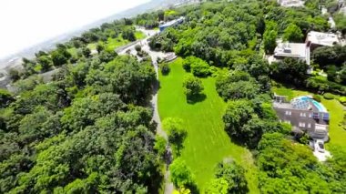 Budapeşte zengin bir tarihi ve kültürü olan güzel bir şehirdir. Aynı zamanda birçok parkı ve yeşil alanları olan bir doğa şehridir. Bu video Budapeşte 'yi kuş bakışı gösteriyor.