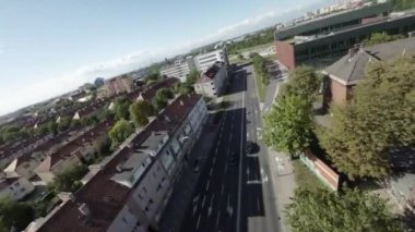 Polonya 'nın Opole kentindeki bu hava turunda şehir tarihi merkezi, parklar ve bulvarlar kuşbakışı görülebilir. Videoda şehrin en ikonik simgelerinin çarpıcı görüntüleri yer alıyor.
