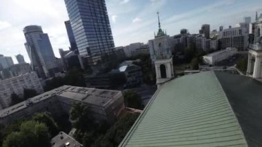 Polonya, Varşova 'nın güzelliğini bu nefes kesici F-PV drone görüntüsüyle yaşayın. Bu benzersiz bakış açısı sizi şehrin kalbine doğru bir yolculuğa çıkarıyor.
