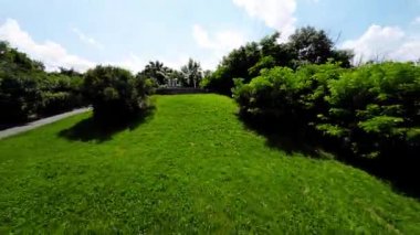 Budapeşte birçok parkı ve ağacı olan güzel bir şehirdir. Bu video sizi ünlü Şehir Parkı 'ndan gizli mücevherlere kadar olan en güzel yeşil alanlarda bir yolculuğa çıkarıyor.