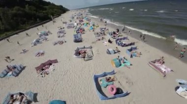 Bu, Polonya 'nın Jastrzebia Gora kentinin güzel bir hava manzarası. Kumsal yumuşak, beyaz kumla kaplı ve su kristal gibi berrak. Sahilde birkaç kişi var, ama kalabalık değil. Şey...