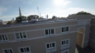 Bu nefes kesici FPV insansız hava aracı görüntüsü sizi Polonya 'nın canlı şehri Varşova' da büyüleyici bir yolculuğa çıkarıyor. Tarihi Eski Şehir 'den modern gökdelenlere kadar bu video şehirleri gösteriyor.
