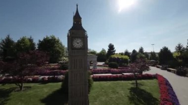 Bu, titizlikle hazırlanmış minyatür bir şehirde büyüleyici bir yolculuğa çıkmanızı sağlayan büyüleyici bir video. İkonik simgelerin yanından geçerken büyülenmeye hazır olun.