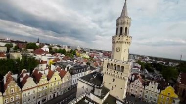 Polonya 'nın Opole şehrinde nefes kesici bir hava turu, büyüleyici caddelerini, tarihi binalarını ve canlı atmosferini gözler önüne seriyor..