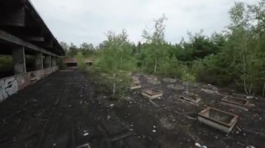 Bu video sizi Pripyat 'taki terk edilmiş ve aşırı gelişmiş Sovyet otobüs terminaline götürüyor. Çernobil Yasaklama Bölgesi' nde. Video ürkütücü ve benzersiz bir perspektif sağlıyor.