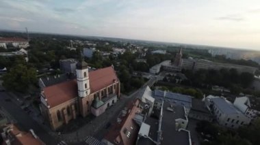 Bu çarpıcı hava görüntüleri, Orta Avrupa 'nın gizli bir mücevheri olan Polonya' nın Opole kentinin büyüleyici güzelliğini gözler önüne seriyor. Video sizi şehrin sembolik simgelerinin üzerinde büyüleyici bir yolculuğa çıkarıyor.