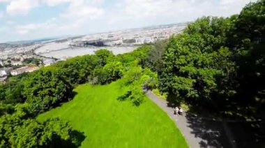 Macaristan 'ın Budapeşte kentindeki Gellrt Tepesi' nde büyüleyici bir yolculuğa çıkarken büyüleyici bir maceraya atılın. Bu pitoresk tepe doğal bir uyum sunuyor.