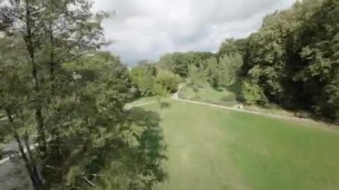 Bu FPV Birinci Şahıs Uçuşu sizi Polands 'ın başkenti Varşova' ya götürecek. Uçuş şehir merkezinde başlıyor, burada ikonik Kültür ve Bilim Sarayı 'nı göreceksiniz.