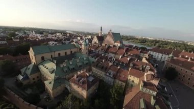 Polonya 'nın Varşova kentindeki bu çarpıcı hava turunda şehrin zengin tarihi ve kültürü sergileniyor. Old Town 'dan Royal Castle' a kadar şehrin en ikonik simgelerinden bazılarını göreceksiniz. Sen de.