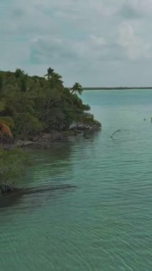 Gözlerden uzak bir adanın nefes kesici cazibesini gözler önüne sererken tropikal bir cennete doğru büyüleyici bir yolculuğa çıkın. Turkuaz suların ve el değmemiş kumlu sahillerin ahenkli dansına tanık olun.