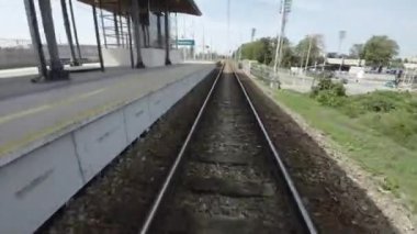 Şehre tren yolculuğunun birinci şahıs bakış açısı videosu. Video bir tren istasyonunda başlıyor ve daha sonra bir tünel, bir köprü ve yoğun bir yer de dahil olmak üzere çeşitli şehir manzaraları boyunca seyahat ediyor.