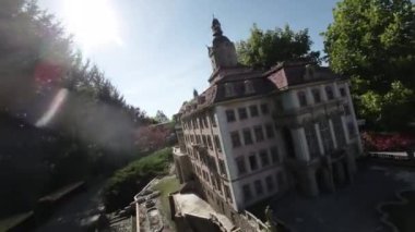 Sizi Parc Minyatür 'de büyüleyici bir yolculuğa çıkarırken büyüleyici bir sihir ve merak dünyasına dalın. Dünyanın en ikonik simgelerini bir araya getiren büyüleyici bir park.