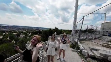 Bu videoda Macaristan 'ın başkenti Budapeşte' de şehrin ikonik simgeleri ve doğal güzelliklerinin nefes kesici hava manzarası sergileniyor. Görkemli Buda Kalesinden zarif Zincir 'e