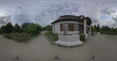 Bu 36 derecelik video, geleneksel bir Avrupa evi için ayrıntılı bir dış tur sunuyor. Ev kırsal bir alanda yer almaktadır ve çeşitli bitki ve çiçeklerle çevrili bir bahçeyle çevrilidir. Ev.