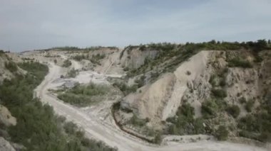 Bu nefes kesici hava videosu sizi engin bir kireçtaşı ocağının üzerinde karmaşık detaylarını ve engebeli güzelliğini gösteren bir yolculuğa çıkarıyor. Taş ocağının boyutu, kameranın tavaları kadar aşikar.