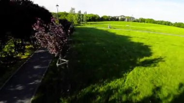 Polonya 'nın Opole şehrinde yemyeşil ağaçları, geniş çimenleri ve huzurlu bir atmosferi olan güzel bir park. Rahatlatıcı bir gezinti ya da aile ve arkadaşlarla piknik için mükemmel..