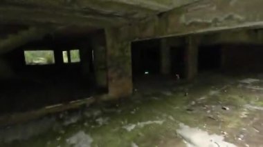 Video, terk edilmiş bir Sovyet hastanesinde uçan FPV insansız hava aracı ile başlıyor. Hastane, duvarlarında grafiti ve kırık camlarla bakımsız bir halde. İnsansız hava aracı uçuyor