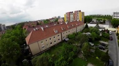 Opole, Polonya 'nın güneyinde güzel bir şehirdir. Opole Voyvoda 'nın başkentidir ve 120.000' den fazla nüfusa sahiptir. Şehir Oder Nehri üzerinde yer almaktadır.