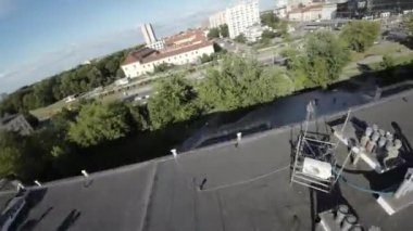 Bu nefes kesen FPV İlk İnsansız Hava Aracı görüntüsü sizi Polonya 'nın canlı şehri Varşova' ya doğru heyecanlı bir yolculuğa çıkarıyor. Kalabalık sokaklardan huzur parklarına kadar, bu video bir