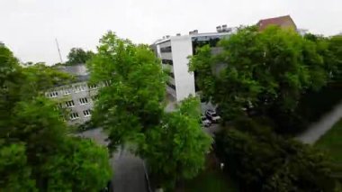 Video, bir FPV First Person View insansız hava aracı uçağıdır. İnsansız hava aracı şehir meydanının, Rynek 'in ve etrafındaki sokakların üzerinden uçuyor. Video çok yüksek.