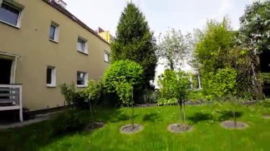 Bu video, Polonya 'nın Opole kentindeki güzel bir bahçede rahatlatıcı bir yürüyüş. Bahçe yemyeşil, renkli çiçekler ve güzel ağaçlarla dolu. Çeşmeli küçük bir gölet ve birkaç tane var.