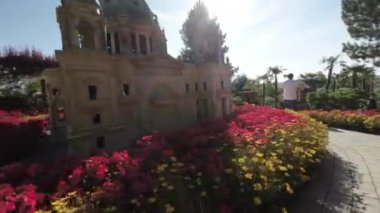 Bu video Berlin Katedrali 'nin detaylı bir minyatür modelini sergiliyor, güzel bir bahçe manzarasının ortasında yer alıyor. Mimarisi de dahil olmak üzere minyatür katedralin karmaşık detayları.