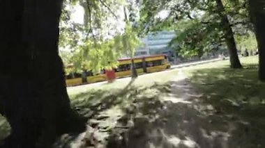 Varşova, Polonya 'da bir tramvay yolculuğunun birinci şahıs bakış açısı videosu. Video, tramvayın önünden çekiliyor ve sürücülere şehir sokaklarını, binaları ve insanları gösteriyor. Video.
