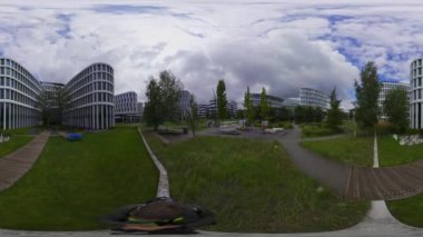 Bu modern bir ofis parkında 360 derecelik bir video turu. Video, parkların yeşil alanları, yürüyüş yolları ve oturma alanları da dahil olmak üzere çeşitli özelliklerini gözler önüne seriyor. Video aynı zamanda bir bakış açısı sağlıyor.