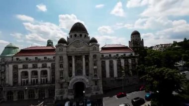 Budapeşte, Macaristan zengin bir tarihi olan güzel bir şehir. Bu video sizi Buda Şatosu, Macaristan Parlamentosu gibi en ikonik şehirlere götürüyor.